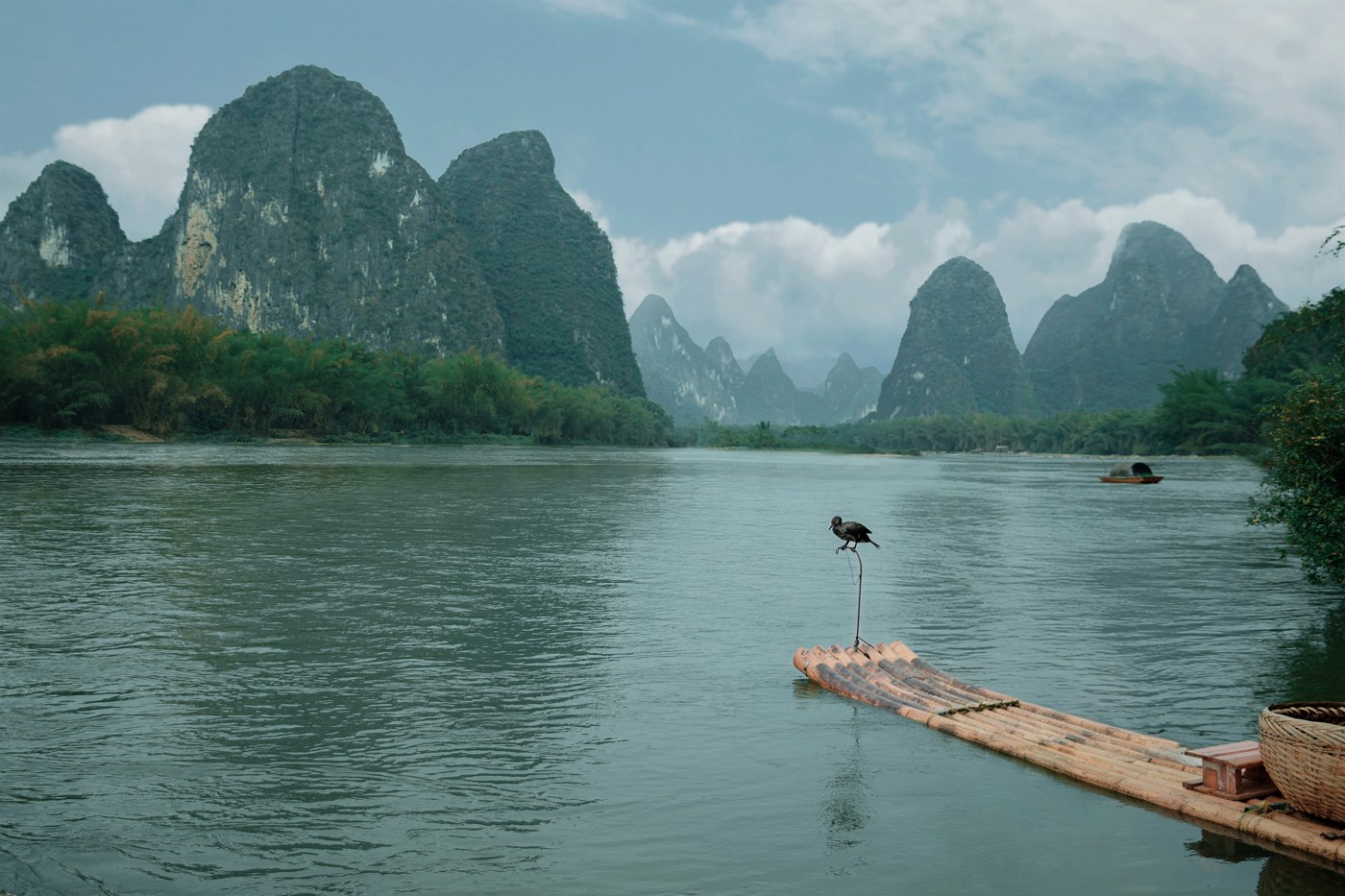 双图出图的图B:漓江竹筏实拍空景 plate,自带站位锚点与构图词标签